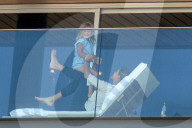 PEOPLE - Gisele Bündchen auf Schmusekurs mit Tochter Vivian auf dem Hotelbalkon in Rio
