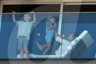 PEOPLE - Gisele Bündchen auf Schmusekurs mit Tochter Vivian auf dem Hotelbalkon in Rio