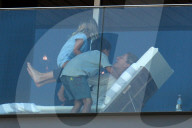 PEOPLE - Gisele Bündchen auf Schmusekurs mit Tochter Vivian auf dem Hotelbalkon in Rio