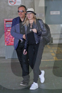 EXKLUSIV - Elvis Costello holt seiner Frau Diana Krall am Flughafen in Vancouver ab