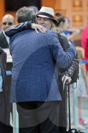 EXKLUSIV - Elvis Costello holt seiner Frau Diana Krall am Flughafen in Vancouver ab