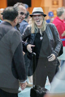 EXKLUSIV - Elvis Costello holt seiner Frau Diana Krall am Flughafen in Vancouver ab