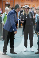 EXKLUSIV - Elvis Costello holt seiner Frau Diana Krall am Flughafen in Vancouver ab