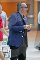 EXKLUSIV - Elvis Costello holt seiner Frau Diana Krall am Flughafen in Vancouver ab