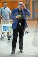 EXKLUSIV - Elvis Costello holt seiner Frau Diana Krall am Flughafen in Vancouver ab