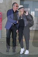 EXKLUSIV - Elvis Costello holt seiner Frau Diana Krall am Flughafen in Vancouver ab