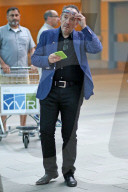 EXKLUSIV - Elvis Costello holt seiner Frau Diana Krall am Flughafen in Vancouver ab