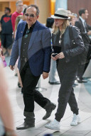 EXKLUSIV - Elvis Costello holt seiner Frau Diana Krall am Flughafen in Vancouver ab