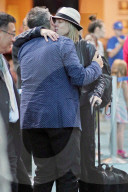 EXKLUSIV - Elvis Costello holt seiner Frau Diana Krall am Flughafen in Vancouver ab