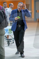 EXKLUSIV - Elvis Costello holt seiner Frau Diana Krall am Flughafen in Vancouver ab