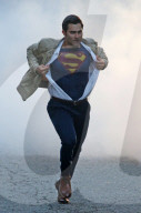 PEOPLE - Tyler Hoechlin bei Dreharbeiten zu 'Supergirl'