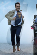 PEOPLE - Tyler Hoechlin bei Dreharbeiten zu 'Supergirl'