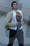 PEOPLE - Tyler Hoechlin bei Dreharbeiten zu 'Supergirl'