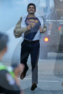 PEOPLE - Tyler Hoechlin bei Dreharbeiten zu 'Supergirl'