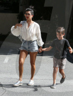 PEOPLE - Mason Disick gibt seiner Mama Kourtney Kardashian eine Umarmung