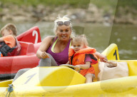 PEOPLE - Kerry Katona spielt zusammen mit Ihren Kindern im Park in London