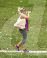 PEOPLE - Kerry Katona spielt zusammen mit Ihren Kindern im Park in London