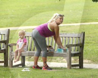 PEOPLE - Kerry Katona spielt zusammen mit Ihren Kindern im Park in London