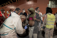 NEWS - Flüchtlinge bei der Ankunft in Salerno