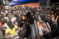 NEWS - Flüchtlinge bei der Ankunft in Salerno