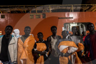 NEWS - Flüchtlinge bei der Ankunft in Salerno