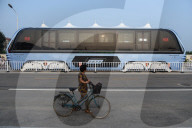 FEATURE - Die 5 Meter hohen Bus in China