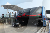 FEATURE - Die 5 Meter hohen Bus in China