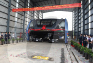 FEATURE - Die 5 Meter hohen Bus in China
