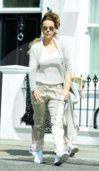 EXKLUSIV - Kate Beckinsale raucht unterwegs in London