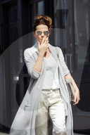 EXKLUSIV - Kate Beckinsale raucht unterwegs in London