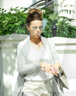 EXKLUSIV - Kate Beckinsale raucht unterwegs in London
