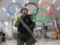 NEWS - Soldaten patroullieren am Flughafen und im Rio Stadt