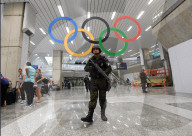 NEWS - Soldaten patroullieren am Flughafen und im Rio Stadt
