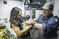 NEWS - Italien: Geburt auf einem Rettungsschiff vor Sizilien gerettet