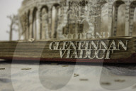 FEATURE - Glenfinnan Viadukt Buch Skulptur in Schottland