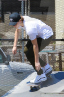 EXKLUSIV - Brooklyn Beckham zeigt sein können auf dem Skateboard