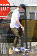 EXKLUSIV - Brooklyn Beckham zeigt sein können auf dem Skateboard