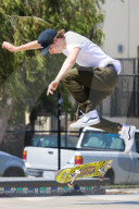 EXKLUSIV - Brooklyn Beckham zeigt sein können auf dem Skateboard