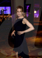 PEOPLE - Chic im knielangen "Schwarzen": Renée Zellweger am Presse Bankett