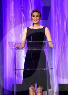 PEOPLE - Chic im knielangen "Schwarzen": Renée Zellweger am Presse Bankett