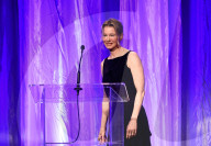 PEOPLE - Chic im knielangen "Schwarzen": Renée Zellweger am Presse Bankett