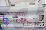 NEWS - Paris: Die Eglise Sainte-Rita ist nach der Evakuierung verbarrikadiert