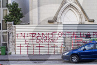 NEWS - Paris: Die Eglise Sainte-Rita ist nach der Evakuierung verbarrikadiert