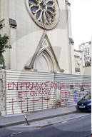 NEWS - Paris: Die Eglise Sainte-Rita ist nach der Evakuierung verbarrikadiert