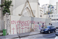 NEWS - Paris: Die Eglise Sainte-Rita ist nach der Evakuierung verbarrikadiert
