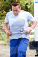 PEOPLE - Arnold Schwarzenegger trägt einen BH