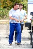 PEOPLE - Arnold Schwarzenegger trägt einen BH