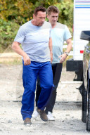 PEOPLE - Arnold Schwarzenegger trägt einen BH