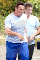 PEOPLE - Arnold Schwarzenegger trägt einen BH