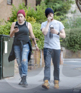 EXKLUSIV - Nicole Kidman's Adoptivtochter Bella Cruise auf Pokemon-Jagd